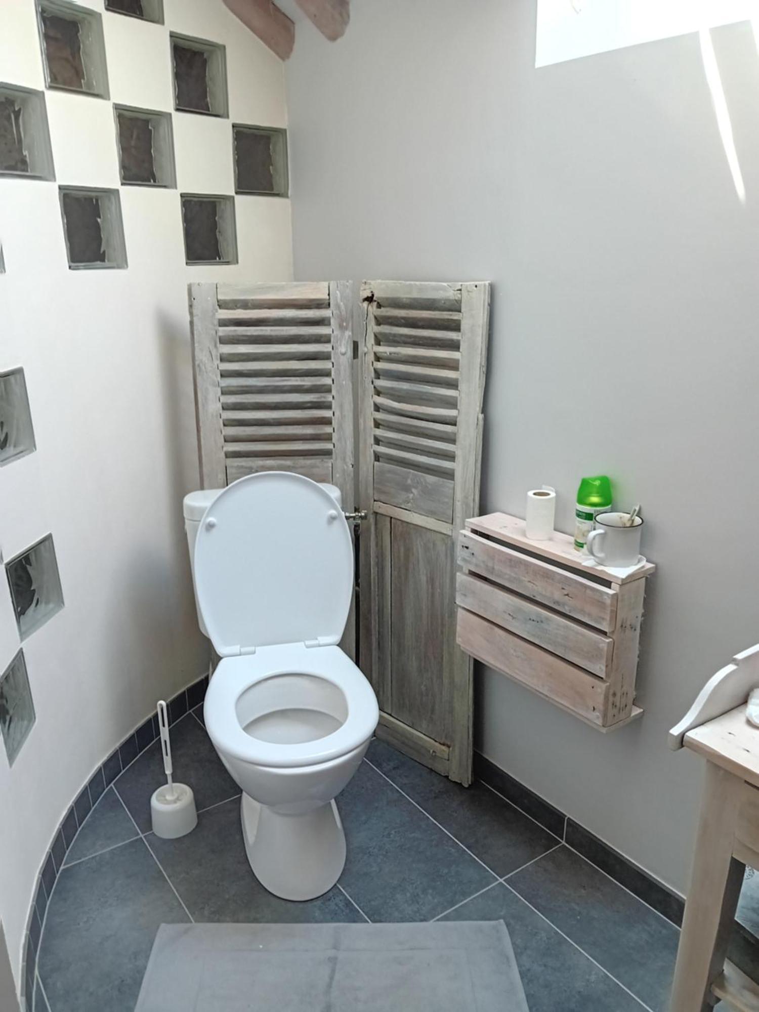 Sous Les Toits Bed & Breakfast Dosches Luaran gambar