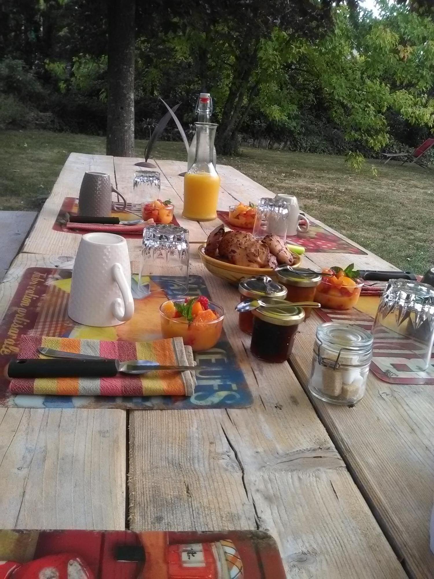 Sous Les Toits Bed & Breakfast Dosches Luaran gambar